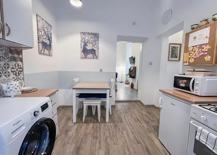 Free Parking, Downtown Apartment Near New York Cafe